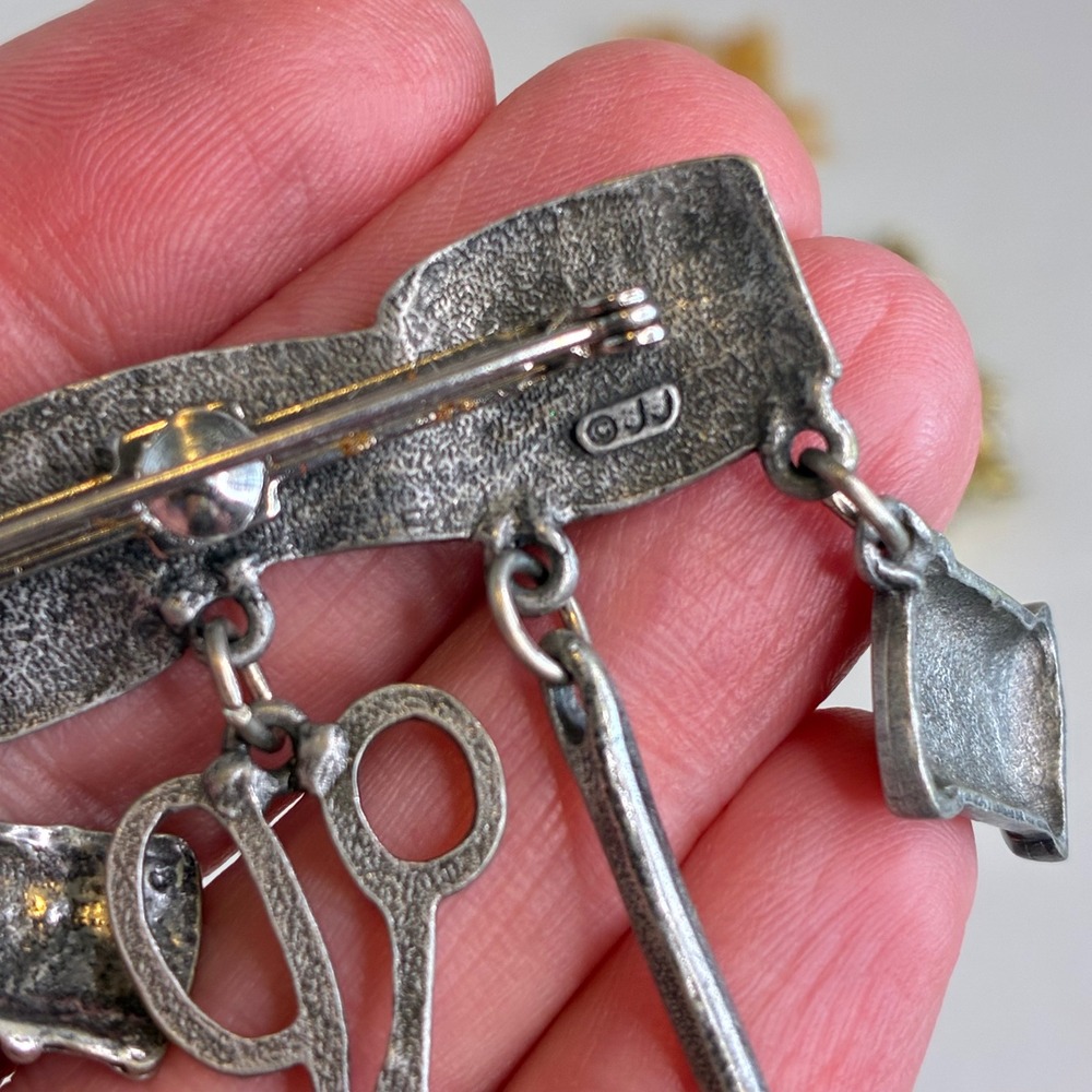 Vintage Sewing Brooch Pin Lot JJ AJC Avon Sewing Machine Scissors Thimble 5pc - Picture 11 of 11